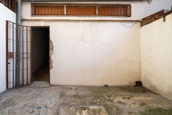 Estado previo de un local antes de su cambio de uso a vivienda en El Prat de Llobregat, Barcelona.
