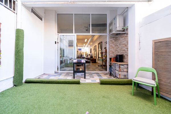 Patio reformado tras un cambio de uso de local a vivienda en El Prat de Llobregat, Barcelona.