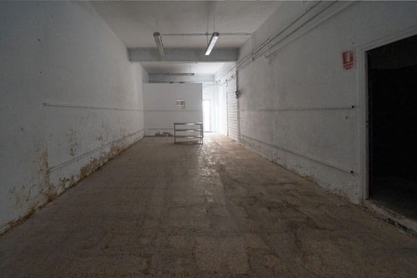 Estado previo de un local antes de su cambio de uso a vivienda en El Prat de Llobregat, Barcelona.