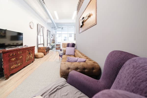 Sala de estar reformada tras un cambio de uso de local a vivienda en El Prat de Llobregat.