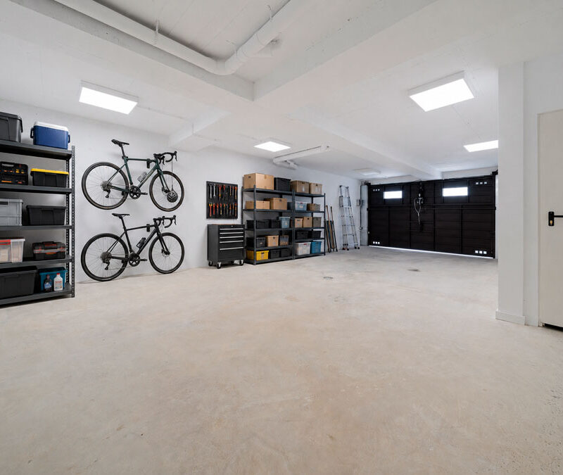 Garaje de EM12 con soportes para bicicletas, estanterías y zona de herramientas