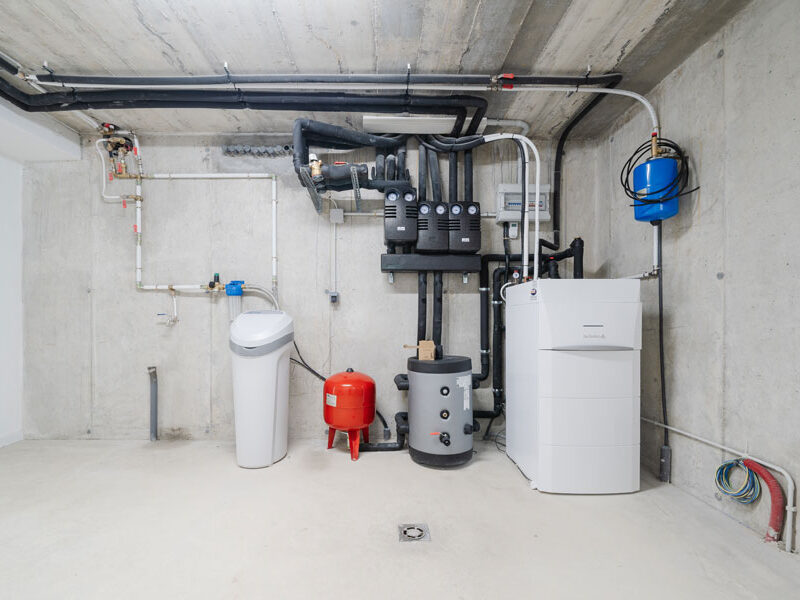 Sala de instalaciones de EM12 con equipo de aerotermia, depósitos y conducciones hidráulicas