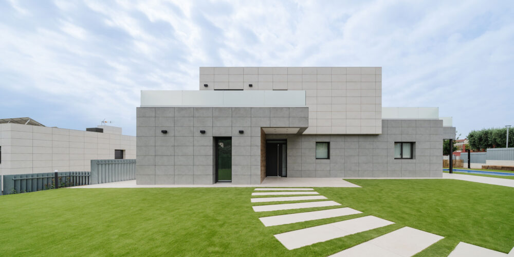 Fachada principal de una casa unifamiliar a medida con jardín en L’Ametlla del Vallès.
