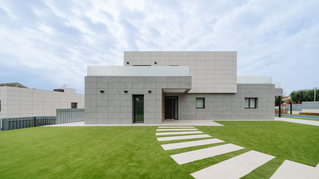 Fachada principal de una casa unifamiliar a medida con jardín en L’Ametlla del Vallès.