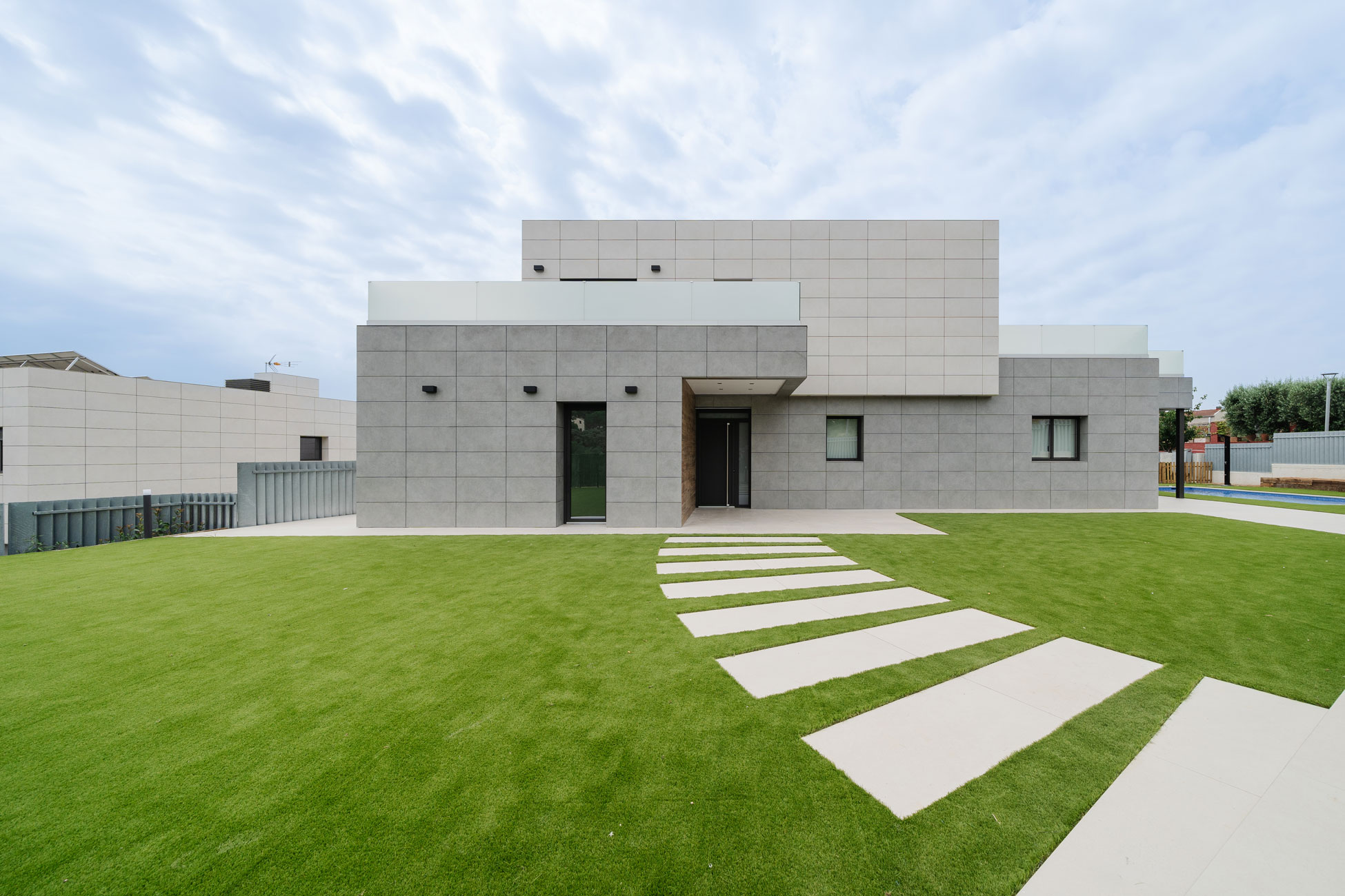 Fachada principal de una casa unifamiliar a medida con jardín en L’Ametlla del Vallès.