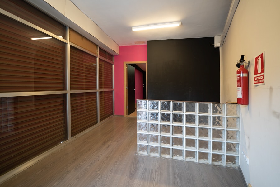 Mostrador de bloques de vidrio y persianas cerradas en el local original